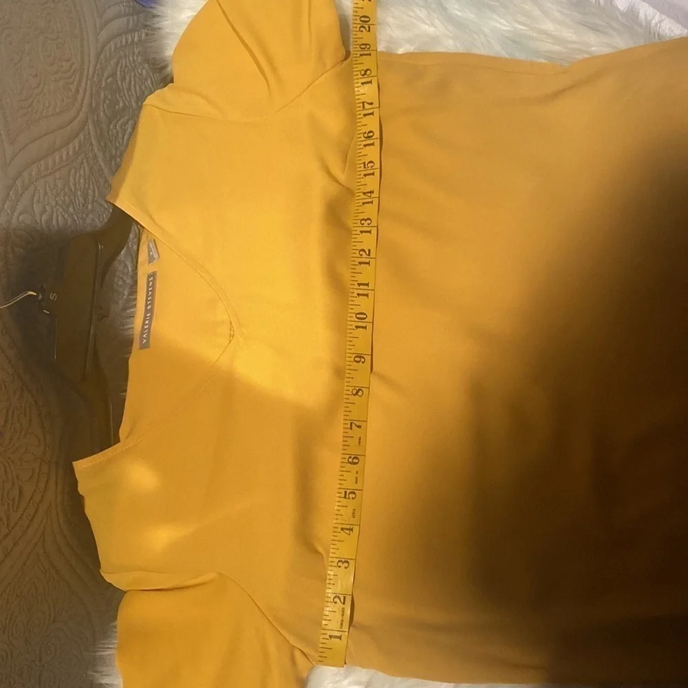 Valerie Stevens size S  3/4 bell sleeves Hi low hem Mustard top NWT